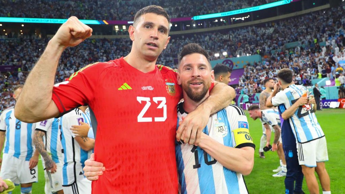 Kiper Argentina Emiliano Martinez tak masalah dengan status unggulan Prancis di final Piala Dunia 2022 (Foto: Getty Images/Gustavo Pagano)