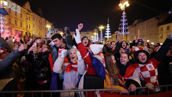Soccer Football - FIFA World Cup Qatar 2022 - Fans in Zagreb watch Croatia v Morocco - Zagreb, Croatia - December 17, 2022 Croatia fan with flares in Ban Josip Jelacic Square celebrate after the match as they finish in third place REUTERS/Antonio Bronic     TPX IMAGES OF THE DAY