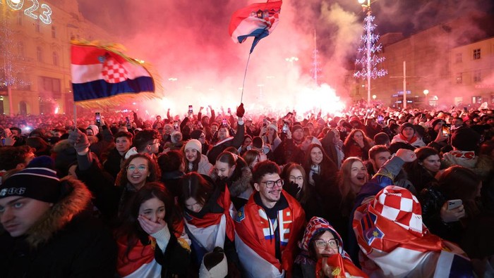 Euforia Fans Kroasia Usai Finis Ketiga Piala Dunia 2022 Soccer Football - FIFA World Cup Qatar 2022 - Fans in Zagreb watch Croatia v Morocco - Zagreb, Croatia - December 17, 2022 Croatia fan with flares in Ban Josip Jelacic Square celebrate after the match as they finish in third place REUTERS/Antonio Bronic TPX IMAGES OF THE DAY