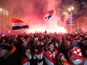 Euforia Fan Kroasia Usai Finis Ketiga Piala Dunia 2022 Euforia Fan Kroasia Usai Finis Ketiga Piala Dunia 2022