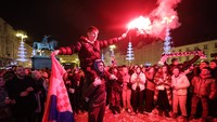 Fan Kroasia menyala suar saat merayakan kemenangan Kroasia atas Maroko di Piala Dunia 2022. Maroko hanya bisa membalas satu gol lewat Achraf Dari di menit kesembilan.