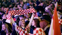 Seorang fan Kroasia mengibarkan syal bertulisan Kroasia saat merayakan kemenangan tim kebanggannya. Gol-gol Kroasia di laga ini dibuat oleh Josko Gvardiol di menit ketujuh dan Mislav Orsic di menit ke-43. 