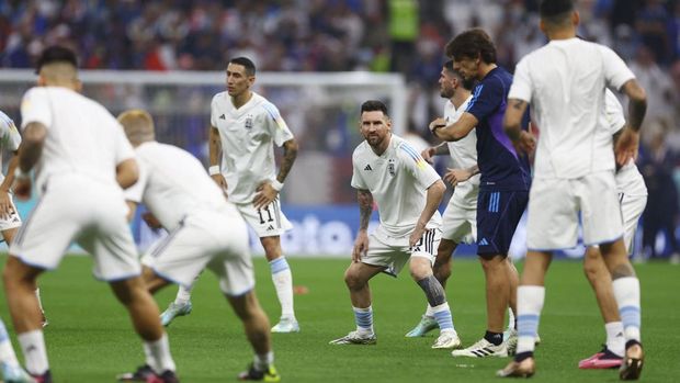 Final Piala Dunia 2022 Argentina vs Prancis Soccer Football - FIFA World Cup Qatar 2022 - Final - Argentina v France - Lusail Stadium, Lusail, Qatar - December 18, 2022Argentina's Lionel Messi, Angel Di Maria and teammates during the warm up before the match REUTERS/Kai Pfaffenbach