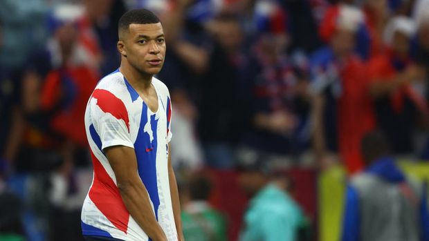 Soccer Football - FIFA World Cup Qatar 2022 - Final - Argentina v France - Lusail Stadium, Lusail, Qatar - December 18, 2022 France's Kylian Mbappe during the warm up before the match REUTERS/Lee Smith