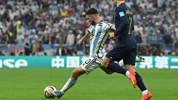 Soccer Football - FIFA World Cup Qatar 2022 - Final - Argentina v France - Lusail Stadium, Lusail, Qatar - December 18, 2022  France's Antoine Griezmann in action with Argentina's Alexis Mac Allister REUTERS/Dylan Martinez
