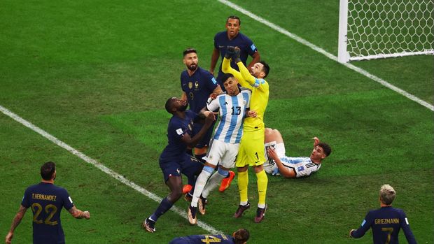 Soccer Football - FIFA World Cup Qatar 2022 - Final - Argentina v France - Lusail Stadium, Lusail, Qatar - December 18, 2022 France's Hugo Lloris, Dayot Upamecano, Olivier Giroud and Jules Kounde in action with Argentina's Cristian Romero and Julian Alvarez REUTERS/Paul Childs