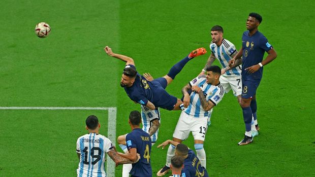 Soccer Football - FIFA World Cup Qatar 2022 - Final - Argentina v France - Lusail Stadium, Lusail, Qatar - December 18, 2022 France's Olivier Giroud heads at goal REUTERS/Molly Darlington