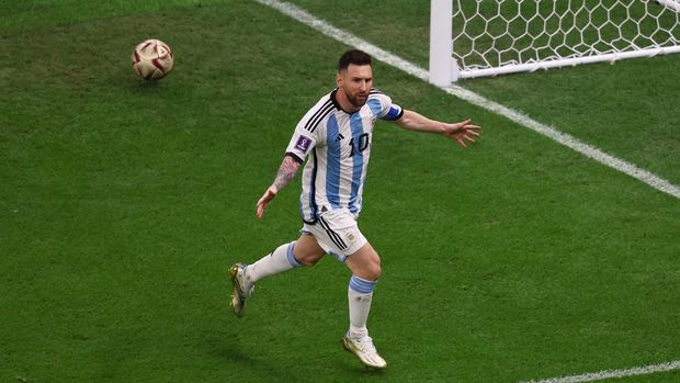 Soccer Football - FIFA World Cup Qatar 2022 - Final - Argentina v France - Lusail Stadium, Lusail, Qatar - December 18, 2022 Argentina's Lionel Messi celebrates scoring their first goal REUTERS/Paul Childs