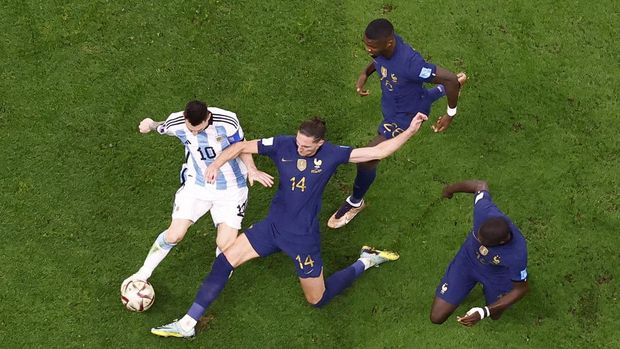Soccer Football - FIFA World Cup Qatar 2022 - Final - Argentina v France - Lusail Stadium, Lusail, Qatar - December 18, 2022 Argentina's Lionel Messi in action with France's Adrien Rabiot REUTERS/Peter Cziborra