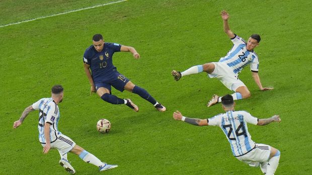 France's Kylian Mbappe, center, controls the ball during the World Cup final soccer match between Argentina and France at the Lusail Stadium in Lusail, Qatar, Sunday, Dec. 18, 2022. (AP Photo/Hassan Ammar)