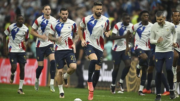 Soccer Football - FIFA World Cup Qatar 2022 - Final - Argentina v France - Lusail Stadium, Lusail, Qatar - December 18, 2022 France's Olivier Giroud and Theo Hernandez with teammates during the warm up before the match REUTERS/Dylan Martinez