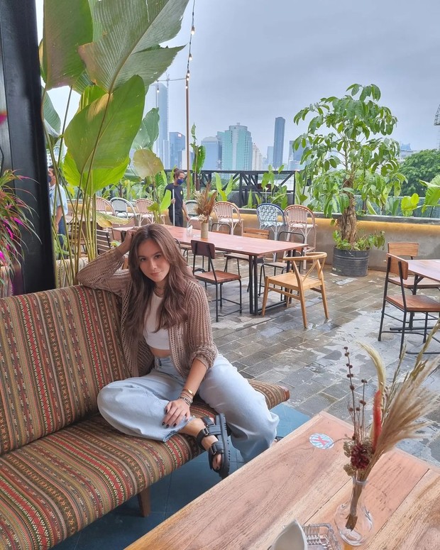 Gaya fashion Wulan Guritno