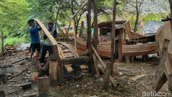 Melihat Lebih Dekat Aktivitas Warga Kampung Perahu Indramayu