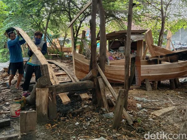 Melihat Lebih Dekat Aktivitas Warga Kampung Perahu Indramayu