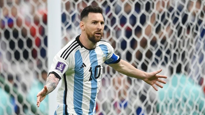 Gol Messi-Di Maria Bawa Argentina Ungguli Prancis di Babak Pertama LUSAIL CITY, QATAR - DECEMBER 18: Lionel Messi of Argentina scores the team's first goal during the FIFA World Cup Qatar 2022 Final match between Argentina and France at Lusail Stadium on December 18, 2022 in Lusail City, Qatar. (Photo by Michael Regan - FIFA/FIFA via Getty Images)