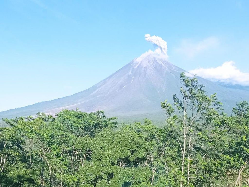 Pos Pantau Catat Gunung Semeru Erupsi Tiga Kali Dalam 8 Jam