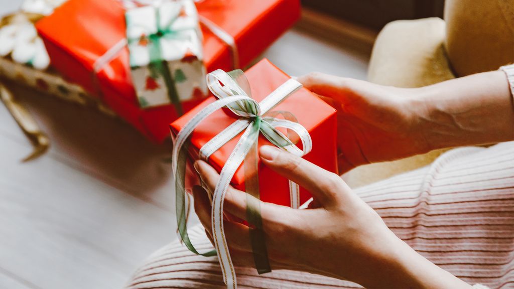 Ide kado natal untuk teman kantor yang bisa bermanfaat bagi mereka/pexels/Roman Odintsov