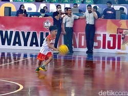 Momen Lucu Jan Ethes Main Basket, Sempat Bawa Bola ke Ring Sendiri
