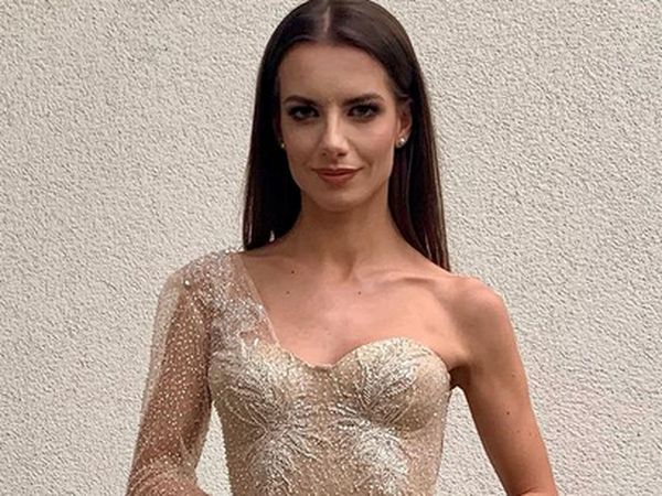 Foto: Ini Wasit Bola Paling Seksi di Dunia, Tanpa Jersey Penampilannya bak Model