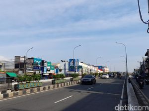Truk Terguling Melintang di Flyover Ciputat Sempat Bikin Macet Parah