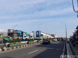 Truk Terguling Melintang di Flyover Ciputat Sempat Bikin Macet Parah