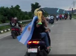 Fans Argentina Mamuju Konvoi Bawa Replika Piala Dunia Jelang Final Vs Prancis