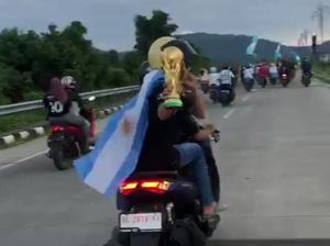 Fans Argentina Mamuju Konvoi Bawa Replika Piala Dunia Jelang Final Vs Prancis Fans Argentina Mamuju Konvoi Bawa Replika Piala Dunia Jelang Final Vs Prancis
