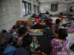 Korban Kebakaran Manggarai Ngungsi di Kantor Karang Taruna Korban Kebakaran Manggarai Ngungsi di Kantor Karang Taruna