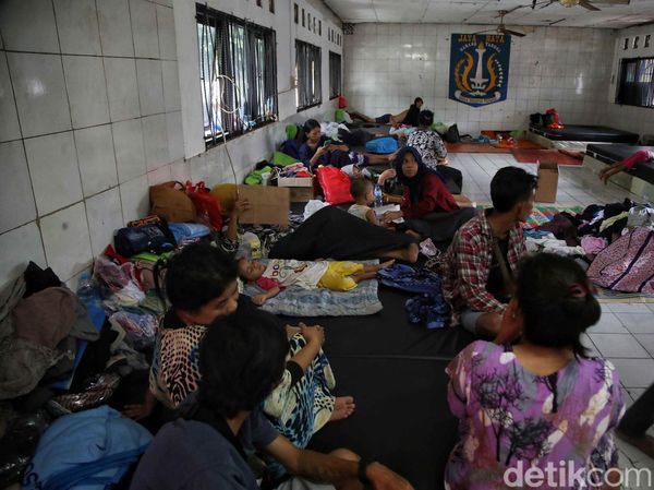 Korban Kebakaran Manggarai Ngungsi di Kantor Karang Taruna