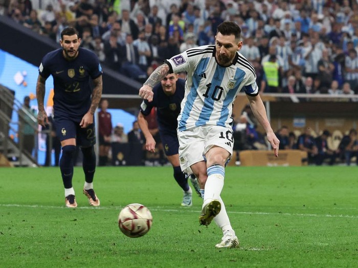 LUSAIL CITY, QATAR - DECEMBER 18: Lionel Messi of Argentina scores a penalty to make it 1-0 during the FIFA World Cup Qatar 2022 Final match between Argentina and France at Lusail Stadium on December 18, 2022 in Lusail City, Qatar. (Photo by Ian MacNicol/Getty Images)