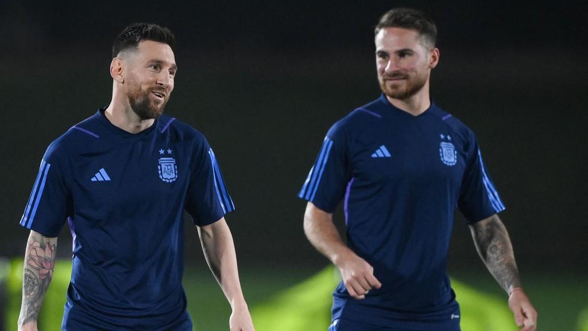 Lionel Messi dan Alexis Mac Allister berlatih jelang final Piala Dunia 2022. (Foto: AFP via Getty Images/FRANCK FIFE)