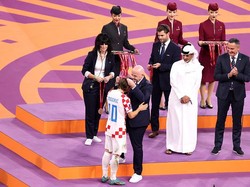 Kroasia kembali unggul jelang turun minum lewat gol Mislav Orsic. Babak pertama berakhir untuk keunggulan Vatreni 2-1. Skor 2-1 untuk kemenangan Kroasia bertahan hingga pluit panjang berbunyi. (Julian Finney/Getty Images)