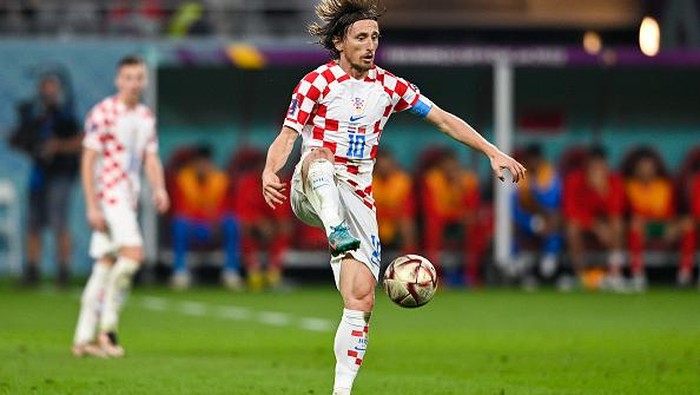 DOHA, QATAR - DECEMBER 17: Luka Modric of Croatia controlls the ball during the 3rd Place - FIFA World Cup Qatar 2022 match between Croatia and Morocco at the Khalifa International Stadium on December 17, 2022 in Doha, Qatar (Photo by Pablo Morano/BSR Agency/Getty Images)