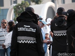 Pemeriksaan tiket juga dilakukan mendekati pintu masuk stadion. Hal ini tak dilakukan sebelum-sebelumnya.