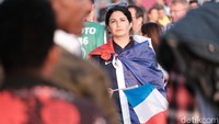 Pendukung Prancis ini sudah siap untuk mendukung Les Bleus dengan atribut lengkap. Mantap!