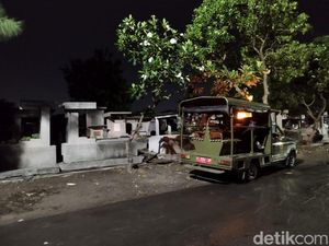 Satpol PP Surabaya Lebih Sering Ciduk Waria saat Razia Makam Kembang Kuning