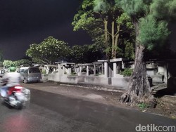 Menengok Aktivitas Makam Kembang Kuning Surabaya Kala Malam