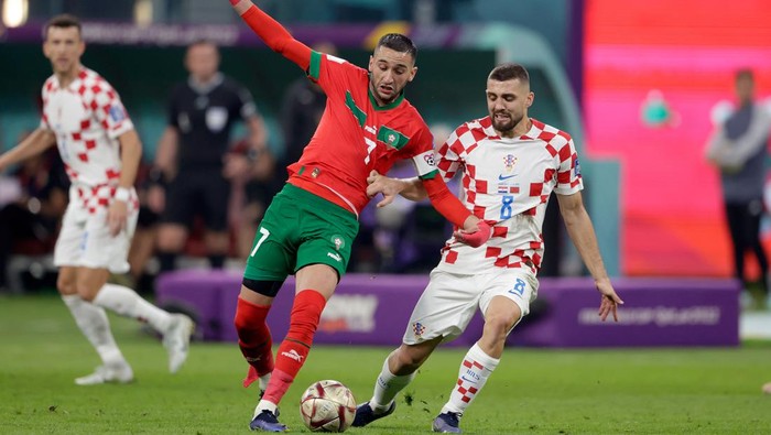 DOHA, QATAR - DECEMBER 17:  (L-R) Hakim Ziyech of Morocco, Mateo Kovacic of Croatia  during the  World Cup match between Croatia  v Morocco at the Khalifa International Stadium on December 17, 2022 in Doha Qatar (Photo by Rico Brouwer/Soccrates/Getty Images)