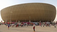Fan dari kedua negara nampak telah meramaikan area stadion jelang laga final Piala Dunia 2022 antara Argentina vs Prancis. Stadion bernama lengkap Lusail Iconic Stadium ini berlokasi di Kota Lusail, Qatar. Arsitektur stadion tersebut berdesain sebuah mangkuk atau bejana kerajinan tangan tradisional khas Timur Tengah. James Williamson/AMA/Getty Images