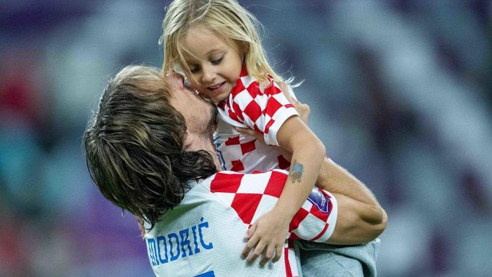 Momen Modric Ajak Anak-anaknya Rayakan Kroasia Finis Ketiga Piala Dunia 2022 DOHA, QATAR - DECEMBER 17: Luka Modric of Croatia celebrates and kissing hes daughter after the FIFA World Cup Qatar 2022 3rd Place match between Croatia and Morocco at Khalifa International Stadium on December 17, 2022 in Doha, Qatar. (Photo by Sebastian Frej/MB Media/Getty Images)