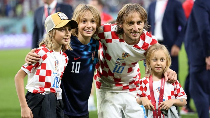 Momen Modric Ajak Anak-anaknya Rayakan Kroasia Finis Ketiga Piala Dunia 2022 DOHA, QATAR - DECEMBER 17: Luka Modrić and fan children of Croatia celebrate during the FIFA World Cup Qatar 2022 3rd Place match between Croatia and Morocco at Khalifa International Stadium on December 17, 2022 in Doha, Qatar. (Photo by Maryam Majd ATPImages/Getty Images)