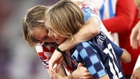 Modric merayakan dan mencium putranya Ivano saat timnas Kroasia finis ketiga Piala Dunia 2022. Getty Images/ANP
