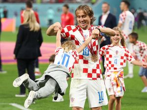 Momen Modric Ajak Anak Rayakan Kroasia Finis Ketiga Piala Dunia 2022 Momen Modric Ajak Anak Rayakan Kroasia Finis Ketiga Piala Dunia 2022