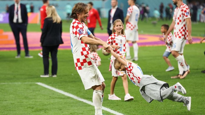Momen Modric Ajak Anak-anaknya Rayakan Kroasia Finis Ketiga Piala Dunia 2022 DOHA, QATAR - DECEMBER 17: Luka Modric of Croatia plays with his daughter after the FIFA World Cup Qatar 2022 3rd Place match between Croatia and Morocco at Khalifa International Stadium on December 17, 2022 in Doha, Qatar. (Photo by Alex Livesey - Danehouse/Getty Images)