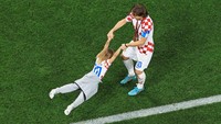 Modric bersama putrinya merayakan kemenangan Kroasia dan finis ketiga Piala Dunia 2022 di lapangan. Getty Images/Buda Mendes  
