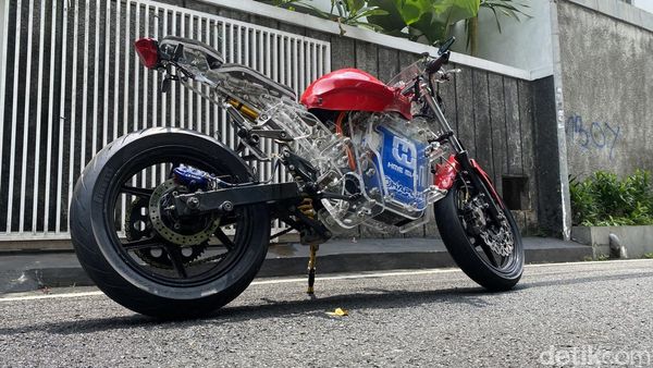 Tampilan Sangar Motor Listrik Akrilik HME-EV1 yang Telanjang Bulat