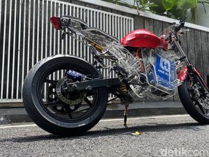 Tampilan Sangar Motor Listrik Akrilik HME-EV1 yang Telanjang Bulat