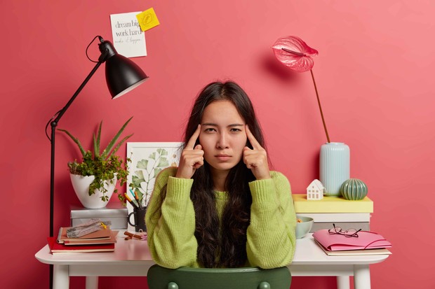 Overthinking tanda toksik ke diri sendiri