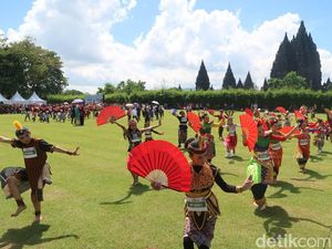 Ribuan Orang Meriahkan Jogja Menari di Kompleks Candi Prambanan Ribuan Orang Meriahkan Jogja Menari di Kompleks Candi Prambanan