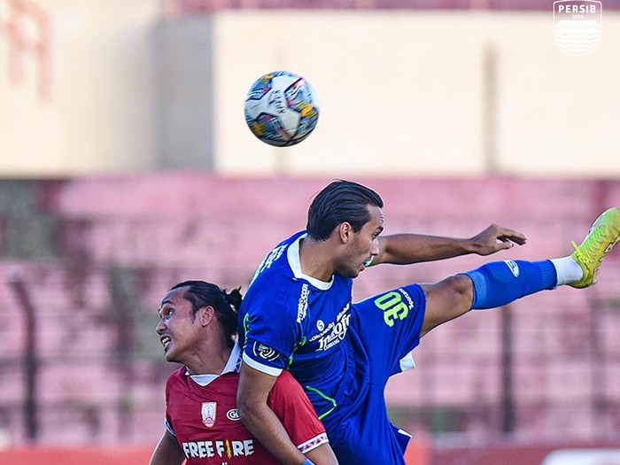 Pemain Persib Bandung berduel berebut bola dengna pemain Persis Solo